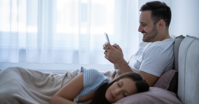 8 Subtle Signs of Infidelity—and How to Talk About Them